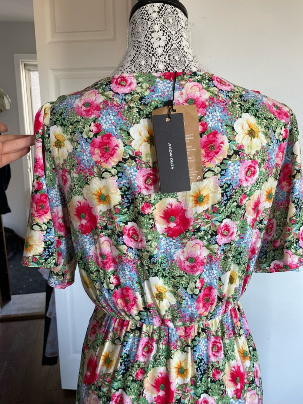 NWT Vero Moda Summer Floral Midi Dress With Slit and Flutter Sleeves. Medium. - Picture 11 of 11
